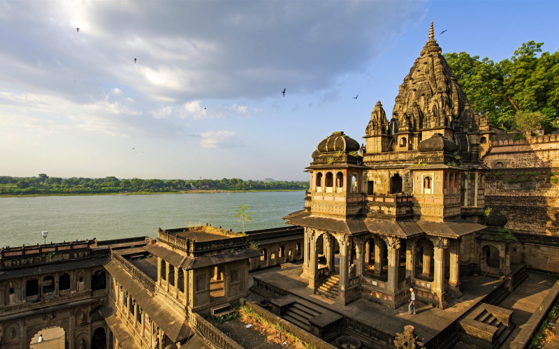 Ujjain to Maheshwar Taxi